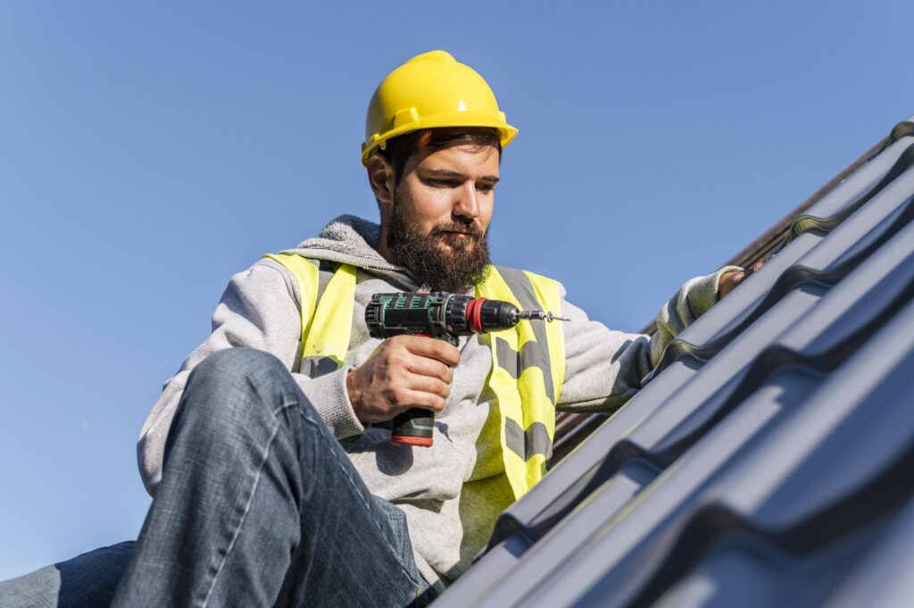 Couvreur au travail sur une toiture - Tasserie Couverture Nointot